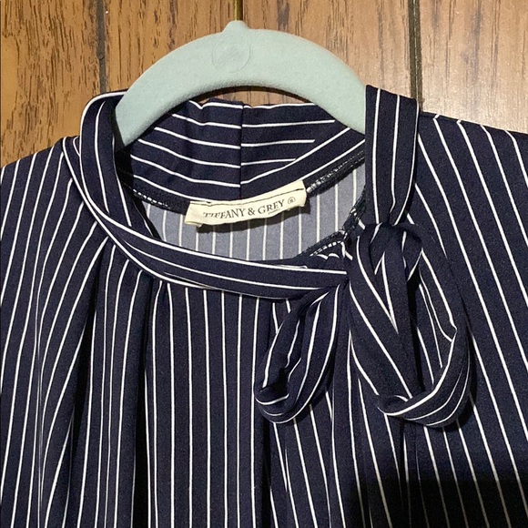 Blue and White Sleeveless Tie Front Blouse - Picture 2 of 4